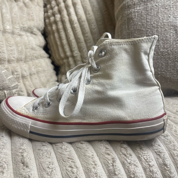 Converse Cream High-Top Sneakers with Red Accent men 5.5 women’s 7.5 - Picture 5 of 6